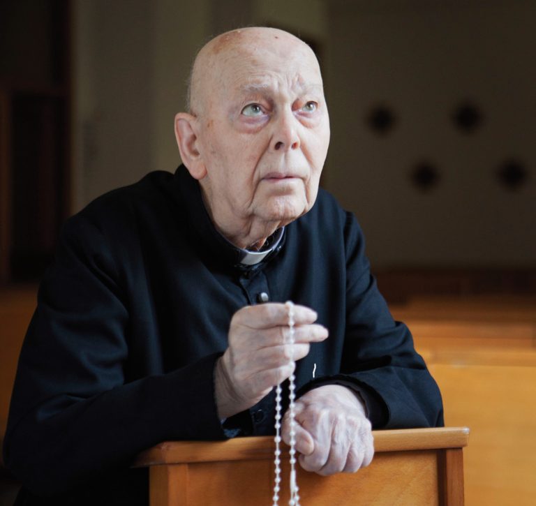 amorth-arrodillado-rezando-el-rosario-768x725